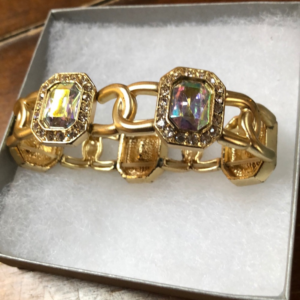 Elegant bracelet, stretchy cord.